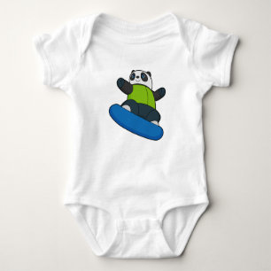 Panda als Snowboarder mit Snowboard Baby Strampler