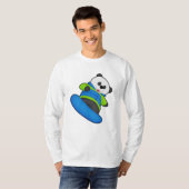 Panda als Snowboarder mit Snowboard T-Shirt (Vorne ganz)