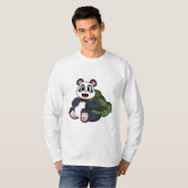 Panda as Hiker with Backpack T-Shirt (Vorne ganz)