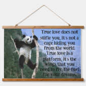 Panda auf einem Baum mit Bergblick Wandteppich Mit Holzrahmen (Vorne)