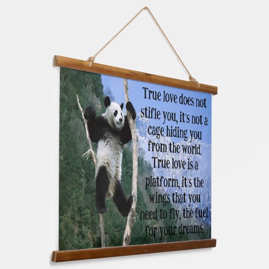 Panda auf einem Baum mit Bergblick Wandteppich Mit Holzrahmen (Gewinkelt)