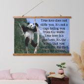 Panda auf einem Baum mit Bergblick Wandteppich Mit Holzrahmen (Schlafzimmer)