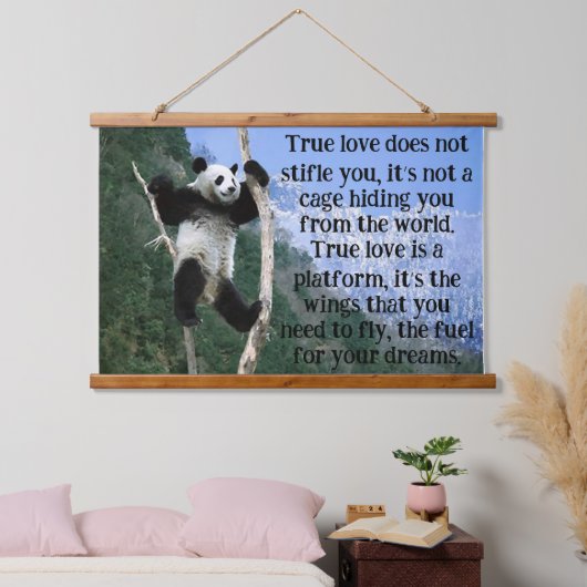 Panda auf einem Baum mit Bergblick Wandteppich Mit Holzrahmen (Schlafzimmer)