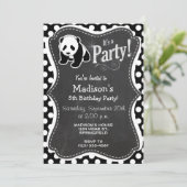 Panda auf schwarzen und weißen Polka-Punkten Einladung (Stehend Vorderseite)