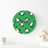 Panda-Bär auf Gras Große Wanduhr (Zuhause)