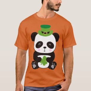 Panda Bär feiert St Patrickx27 Day T-Shirt