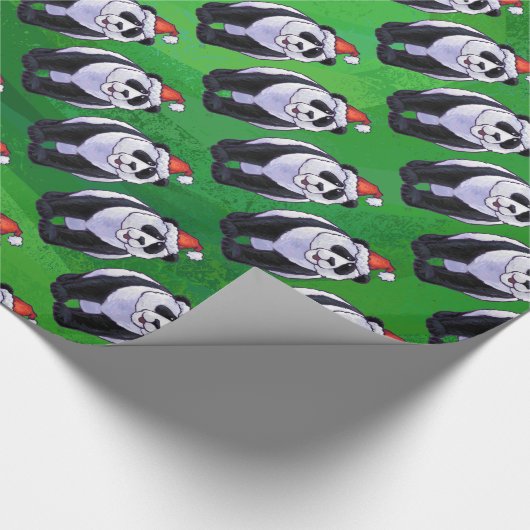 Panda-Bär in der Weihnachtsmannmütze auf Grün Geschenkpapier (Ecke)