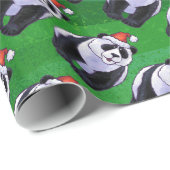 Panda-Bär in der Weihnachtsmannmütze auf Grün Geschenkpapier (Rolleneckpunkt)