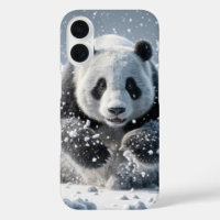 Panda-Bär läuft im Schnee