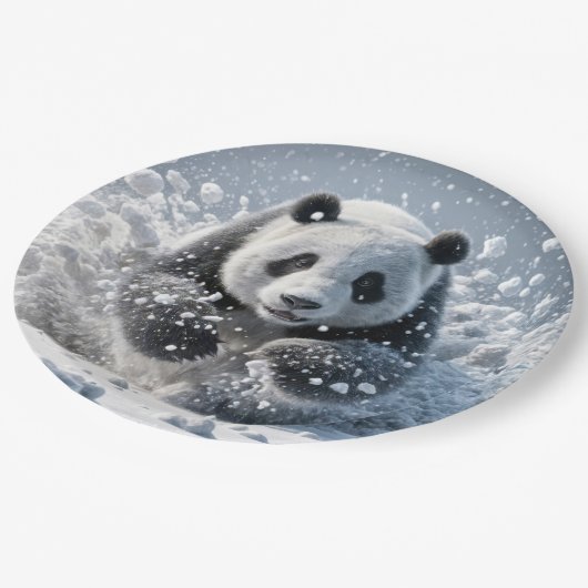 Panda-Bär läuft im Schnee Pappteller (Schrägansicht)