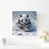 Panda-Bär läuft im Schnee Quadratische Wanduhr (Zuhause)