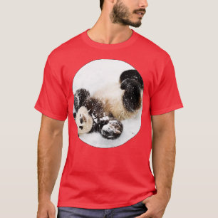 Panda Bär legen im Schnee Pandorasboxkids T-Shirt