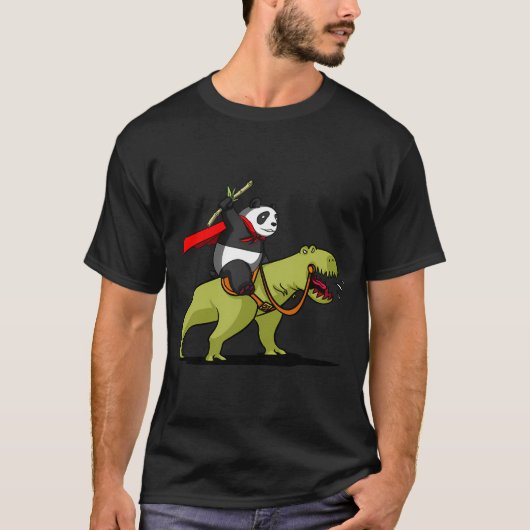 Panda Bär reitet T-Rex Dinosaurier T-Shirt (Vorderseite)