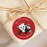 Panda Bear Christmas Niedlich Custom Red Gift Runder Aufkleber<br><div class="desc">Dieser niedliche Weihnachtsbär ist ein wunderschöner Wildtieraufkleber für eine Person,  die Panda-Bären Liebe,  die lustige rote Weihnachtsmannmützen tragen. Adorable personalisierte Geschenkverpackungs-Aufkleber,  um zu kennzeichnen,  von wem das Geschenk während der Ferien ist.</div>