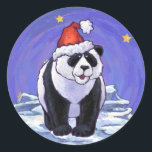 Panda Bear Christmas Runder Aufkleber<br><div class="desc">Animal Parade Festival Panda Bären Weihnachtsgeschenke und Accessoires zeigen unser lustiges Kunstwerk eines niedlichen Panda-Bären, der in einer roten Weihnachtsmannmütze, stehend in einer verschneiten Landschaft, mit einem strukturierten dunkelblauen Sternenhimmel, der von unserem talentierten Kinderbuch-Illustrator Traci Van Wagoner gemalt wurde, verziert wurde. Auf der Rückseite dieser lustigen Tiergeschenke finden Sie auch...</div>