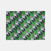 Panda Bear in Weihnachtsmannmütze auf Green Fleecedecke (Vorderseite (Horizontal))