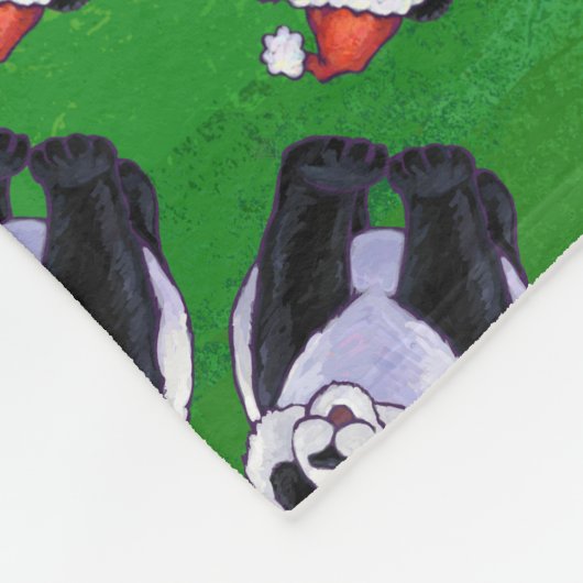 Panda Bear in Weihnachtsmannmütze auf Green Fleecedecke (Ecke)