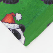 Panda Bear in Weihnachtsmannmütze auf Green Fleecedecke (Ecke)