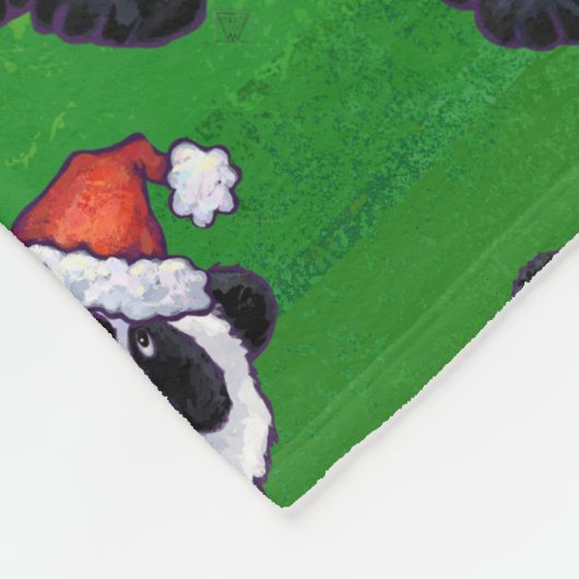 Panda Bear in Weihnachtsmannmütze auf Green Fleecedecke (Ecke)