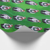Panda Bear in Weihnachtsmannmütze auf Green Geschenkpapier (Ecke)