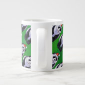 Panda Bear in Weihnachtsmannmütze auf Green Jumbo-Tasse (Rückseite)
