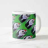 Panda Bear in Weihnachtsmannmütze auf Green Jumbo-Tasse (Vorderseite Rechts)