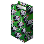 Panda Bear in Weihnachtsmannmütze auf Green Kleine Geschenktüte (Vorderseite Schrägansicht)
