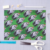 Panda Bear in Weihnachtsmannmütze auf Green Seidenpapier (Handwerk)