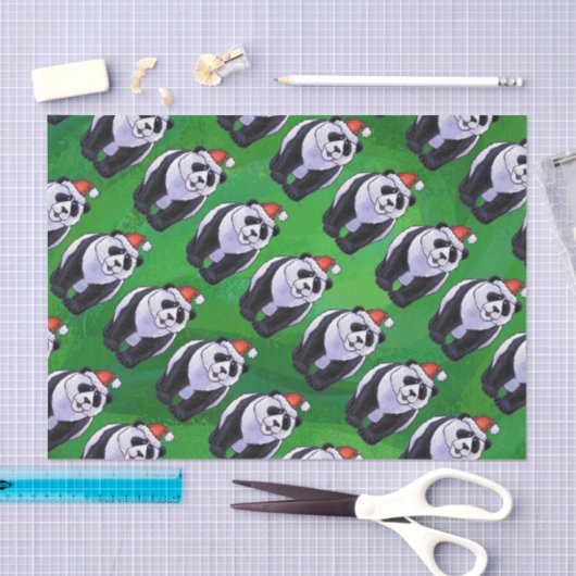 Panda Bear in Weihnachtsmannmütze auf Green Seidenpapier (Handwerk)