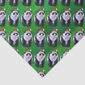 Panda Bear in Weihnachtsmannmütze auf Green Seidenpapier (Ausschnitt)