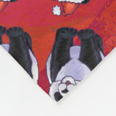 Panda Bear in Weihnachtsmannmütze auf Rot Fleecedecke (Ecke)