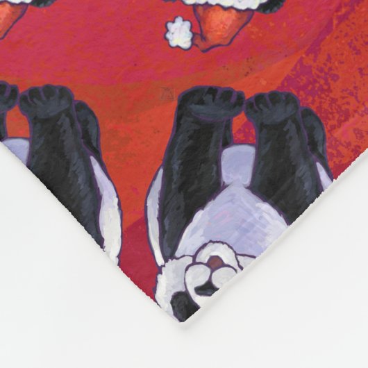Panda Bear in Weihnachtsmannmütze auf Rot Fleecedecke (Ecke)