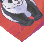Panda Bear in Weihnachtsmannmütze auf Rot Kurzer Tischläufer (Ecke)