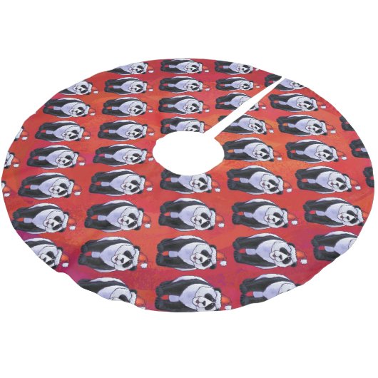 Panda Bear in Weihnachtsmannmütze auf Rot Polyester Weihnachtsbaumdecke (Schrägansicht)