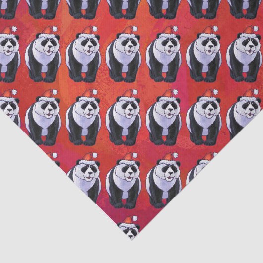 Panda Bear in Weihnachtsmannmütze auf Rot Seidenpapier (Ausschnitt)
