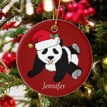 Panda Bear Kids Monogram Red Niedlich Custom Chris Keramik Ornament<br><div class="desc">Dieser hübsche Panda-Bär Weihnachtsschmuck des Weihnachtsmannes ist ein wunderschönes Tiergeschenk für ein Kind,  das Panda-Bären Lieben. Ich mag wilde Tiere und ein Weihnachtsbär nimmt den Kuchen mit einer roten Weihnachtsmannmütze! Personalisieren Sie dieses grüne Geschenk mit einem Namen.</div>