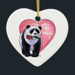 Panda Bear Valentine's Day Keramikornament<br><div class="desc">Tierparade Romantische Panda Bären Liebe und Herzvalentiner Tagesgeschenke und Accessoires zeigen unser lustiges Kunstwerk eines niedlichen Panda-Bären, der eine hübsche Rose im Mund hält, mit lila, roten und rosa Herzen hinter ihr, die von unserem talentierten Künstler Traci Van Wagoner geschaffen wurden. Unser lustiger Panda-Bär in der Liebe wird allen Tierliebhabern,...</div>