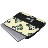 Panda bear with green bamboo leaves laptopschutzhülle (Vorne Knopf)