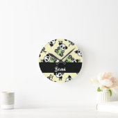 Panda bear with green bamboo leaves runde wanduhr (Zuhause)