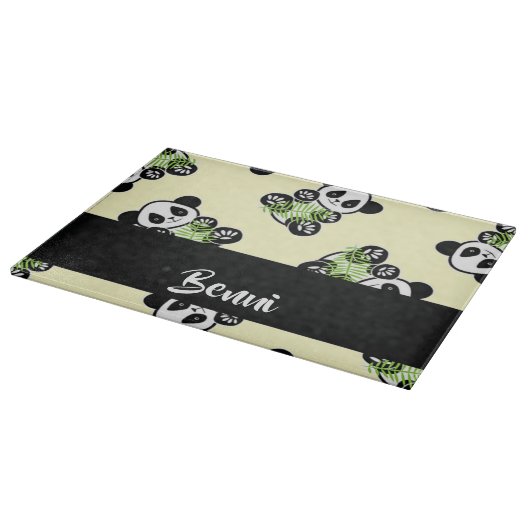 Panda bear with green bamboo leaves schneidebrett (Ecke)