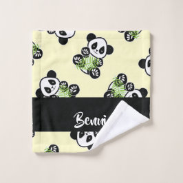 Panda bear with green bamboo leaves waschlappen