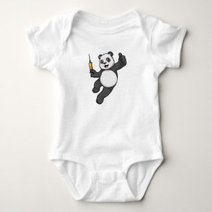 Panda bei der Impfung mit Spritze Baby Strampler