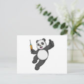 Panda bei der Impfung mit Spritze Postkarte (Stehend Vorderseite)
