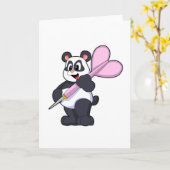 Panda beim Dartsspielen mit Dartpfeil Karte (Gelbe Blume)