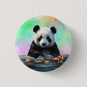 Panda betrachtet farbenfrohe schwimmende Fische Button