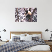 Panda cub, der auf schneebedeckten Baum spielt, Leinwanddruck (Insitu (Schlafzimmer))