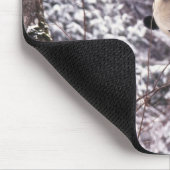 Panda cub, der auf schneebedeckten Baum spielt, Mousepad (Ecke)