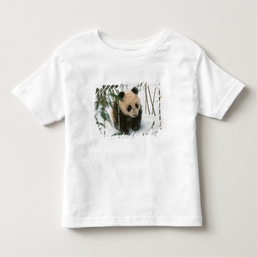Panda cube on snow, Wolong, Sichuan, China Kleinkind T-shirt (Vorderseite)