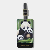Panda Familie realistische KI-Schöpfung Monogram. Gepäckanhänger (Vorderseite vertikal)