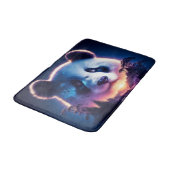 Panda Gesicht mit Surreal Forest und Sunset Badematte (Schrägansicht)